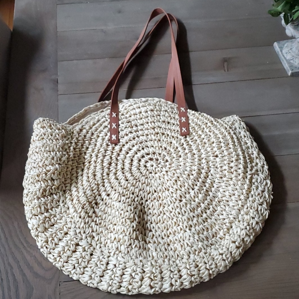 Round Straw Purse - Picture 2 of 7